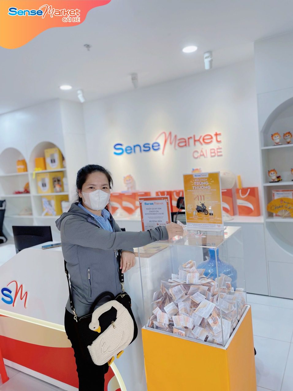 Khách hàng tham gia chương trình tại quầy Dịch Vụ của SenseMarket Cái Bè