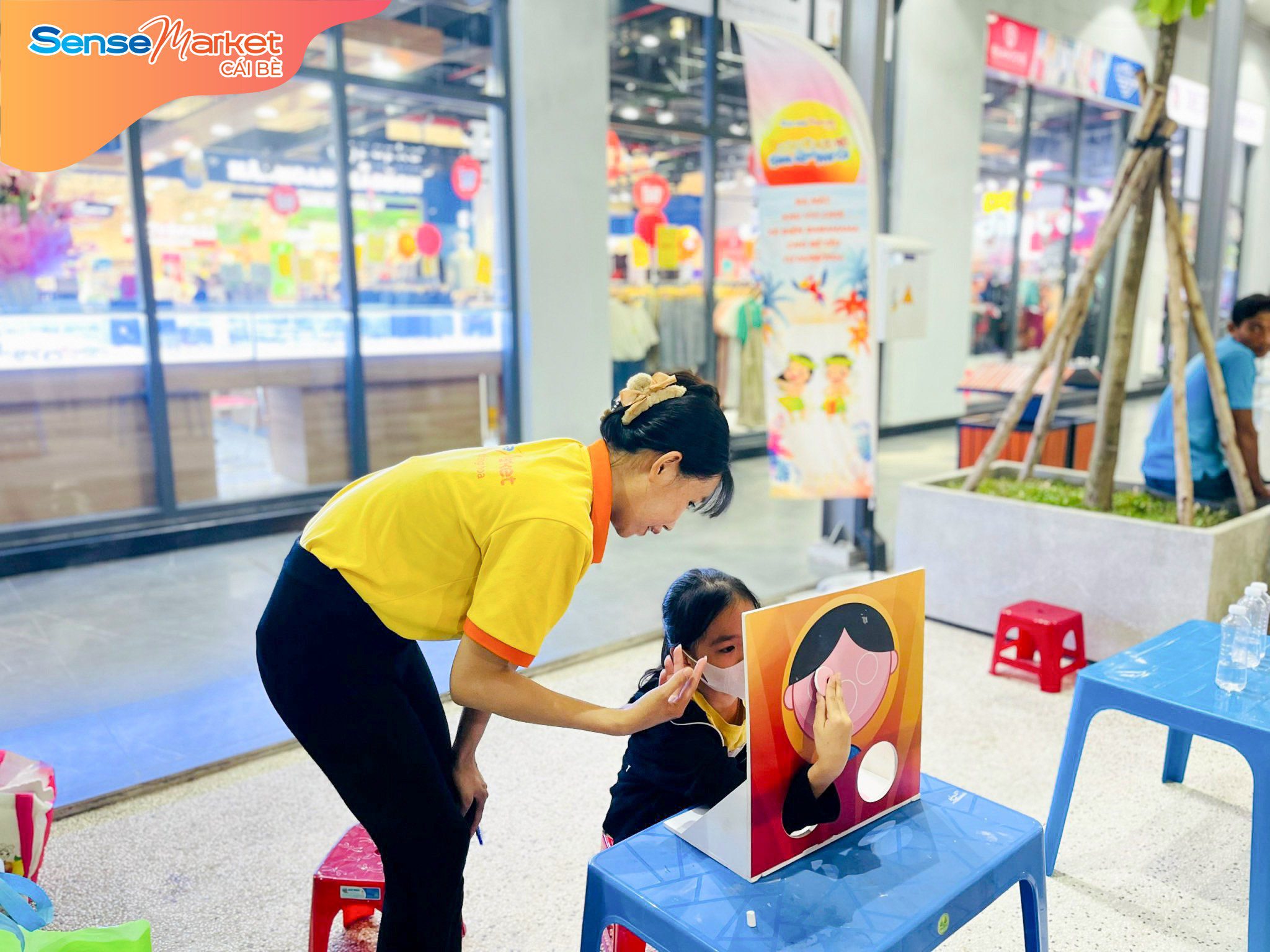 Nhân viên SMCB đang hướng dẫn khách hàng chơi Trạm game