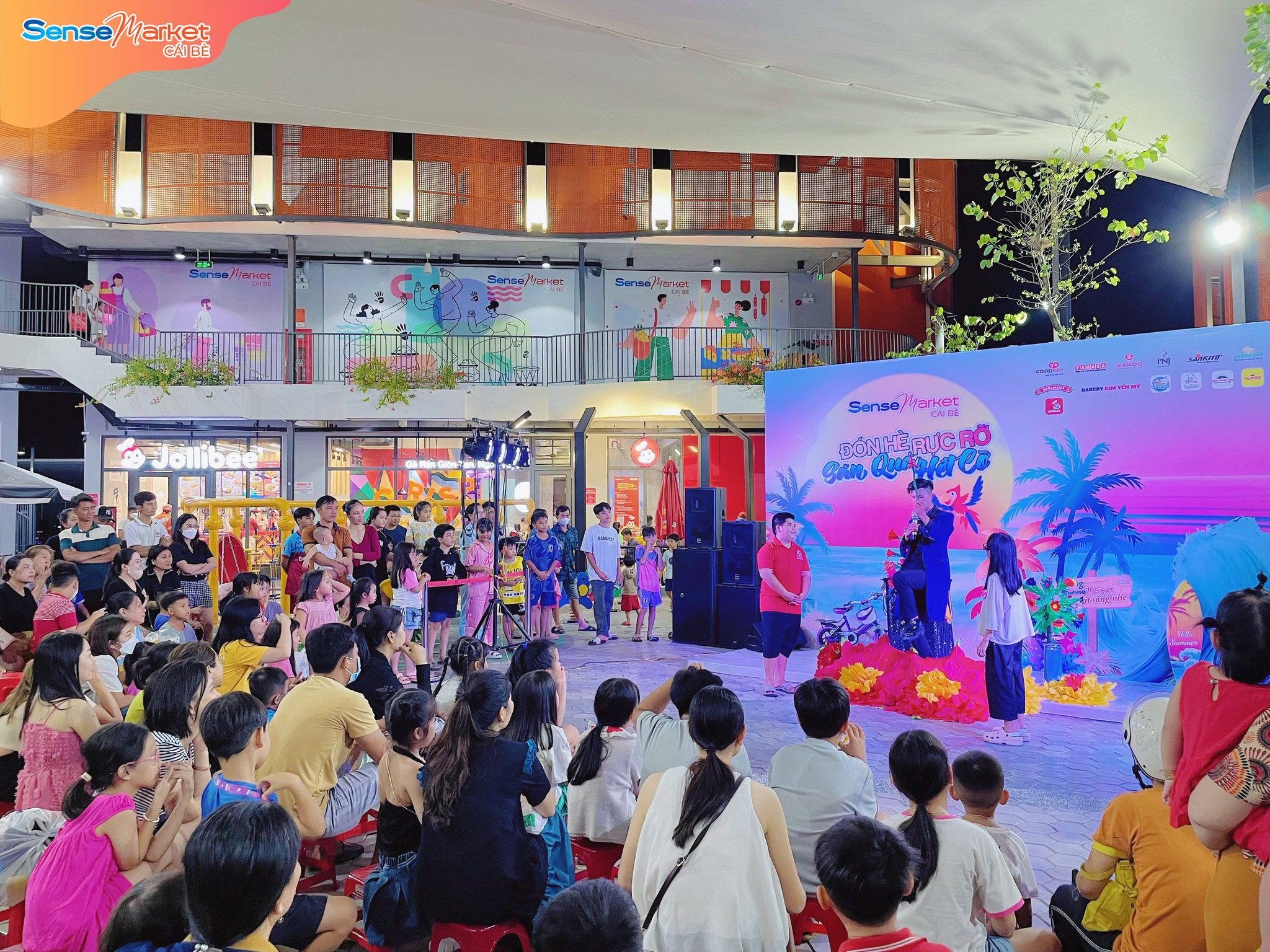 Nhân viên SMCB đang hướng dẫn khách hàng chơi Trạm game của chương trình "Đón hè rực rỡ - Săn quà hết cỡ"