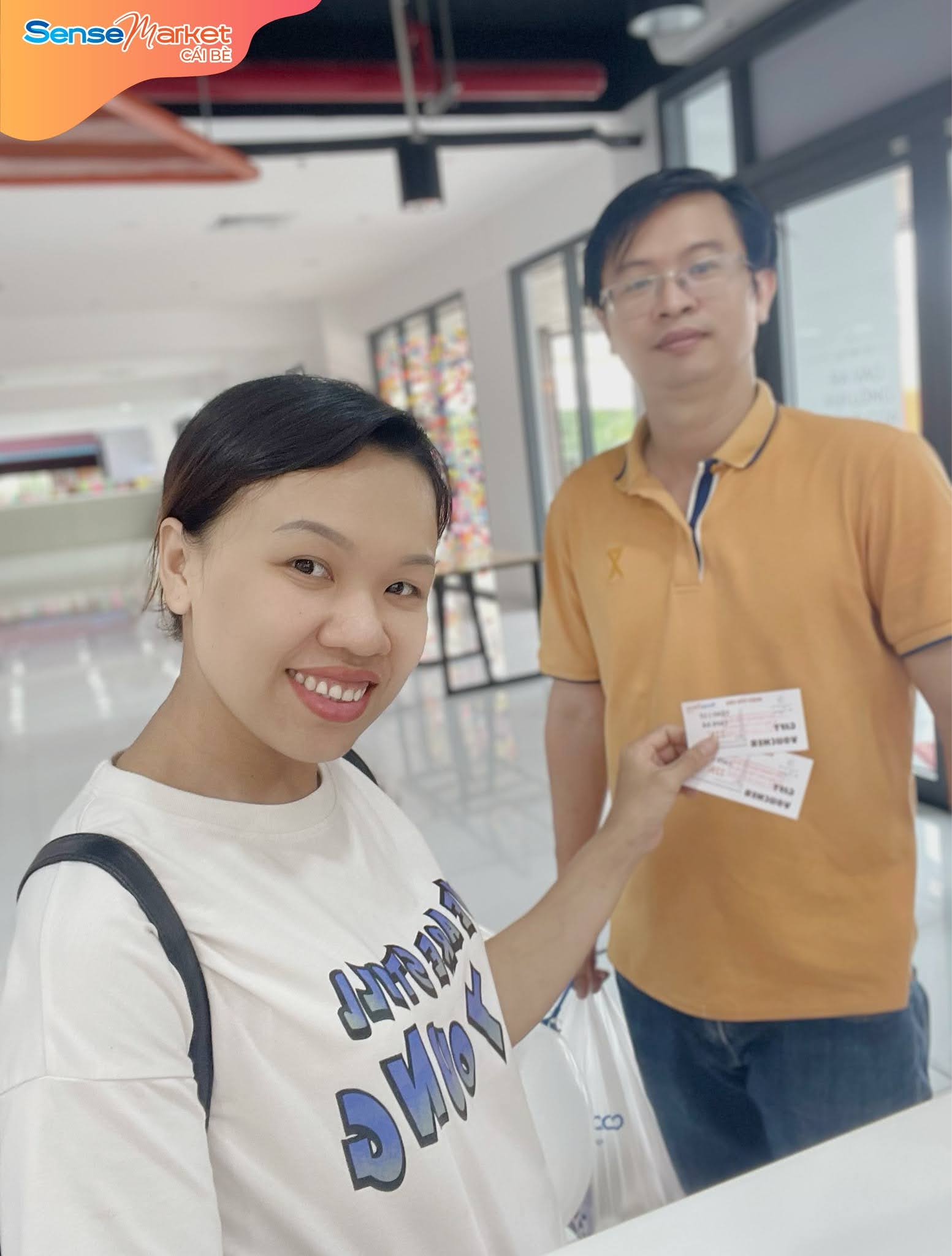 Khách hàng nhận đồ uống từ nhân viên tại quầy cà phê trong SenseMarket Cái Bè