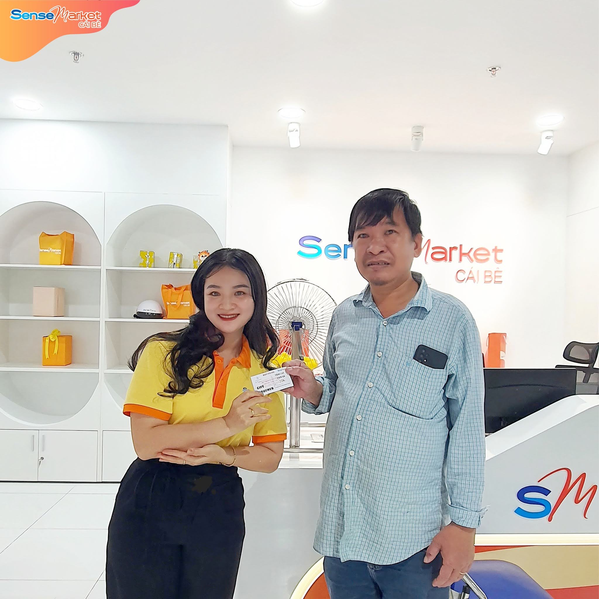 Khách hàng nhận đồ uống từ nhân viên tại quầy cà phê trong SenseMarket Cái Bè