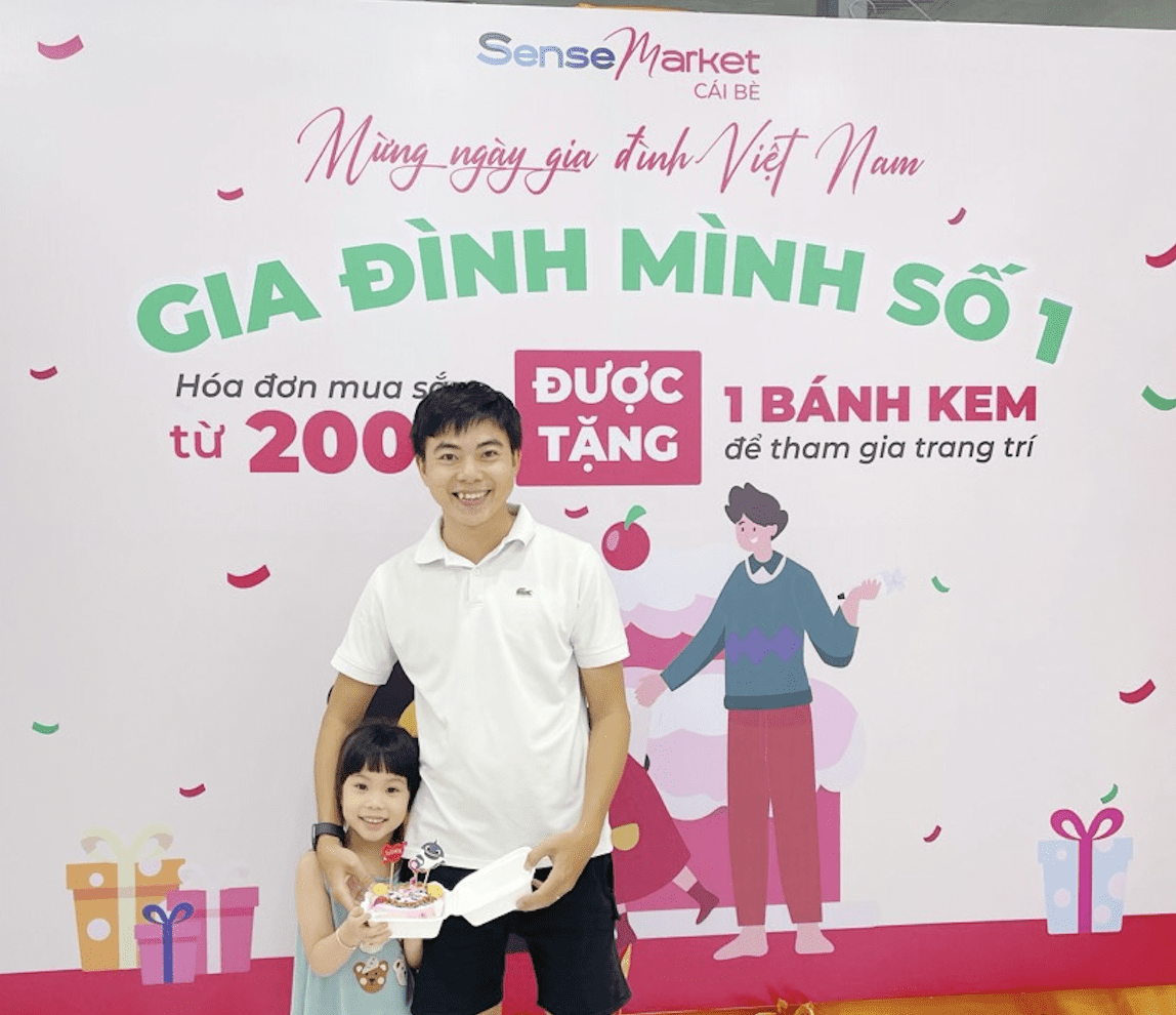 Gia đình chụp ảnh cùng nhau tại sự kiện Ngày Gia Đình Việt Nam tại SenseMarket Cái Bè.