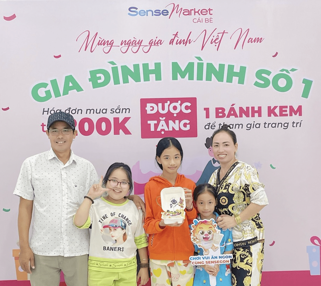 Gia đình chụp ảnh cùng nhau tại sự kiện Ngày Gia Đình Việt Nam tại SenseMarket Cái Bè.