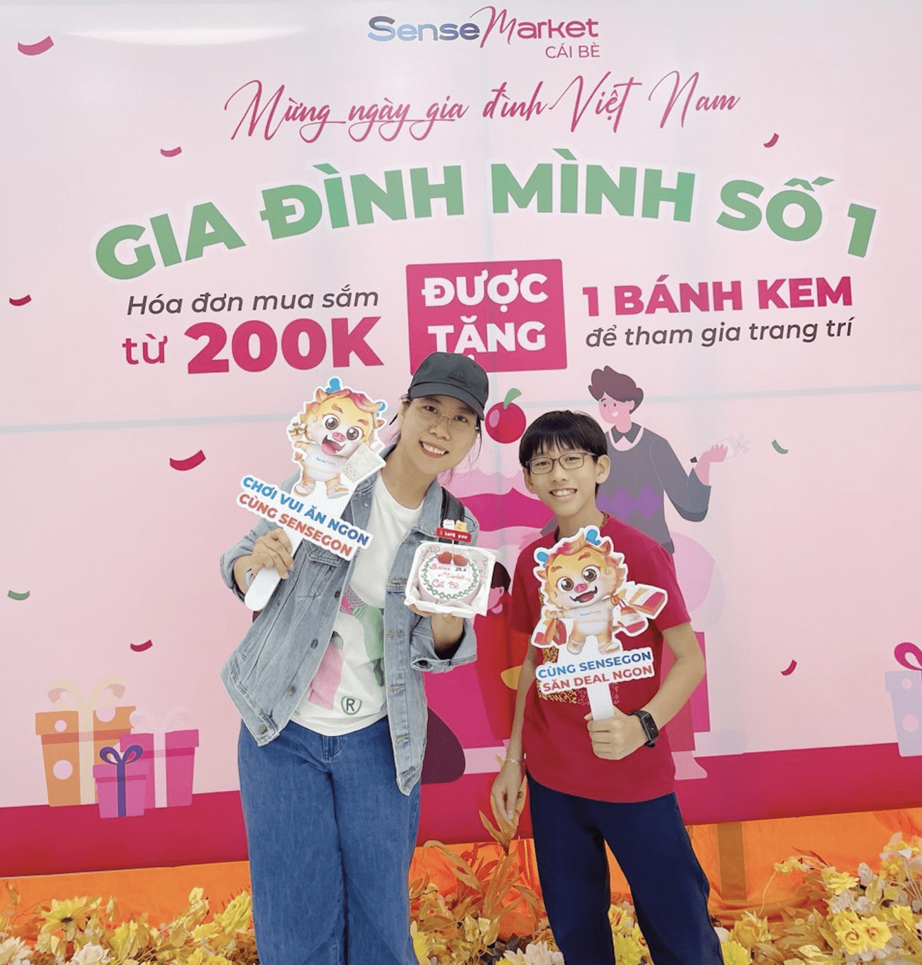 Gia đình chụp ảnh cùng nhau tại sự kiện Ngày Gia Đình Việt Nam tại SenseMarket Cái Bè.