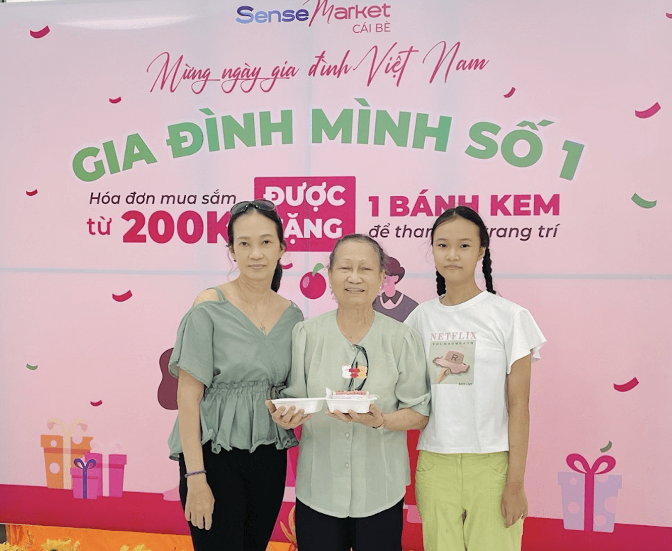 Gia đình chụp ảnh cùng nhau tại sự kiện Ngày Gia Đình Việt Nam tại SenseMarket Cái Bè.