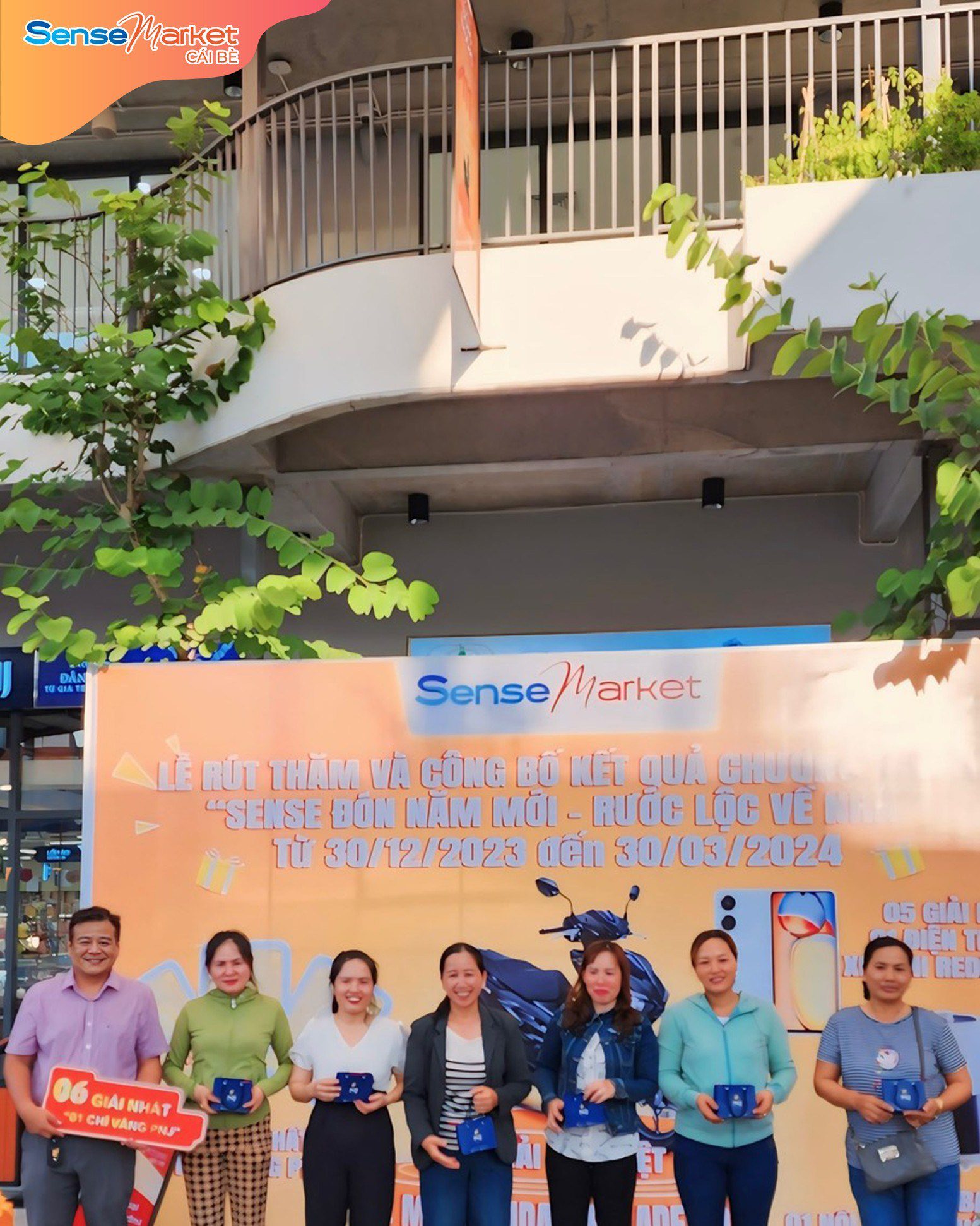 Khách hàng nhận phần quà giải Nhất của chương trình