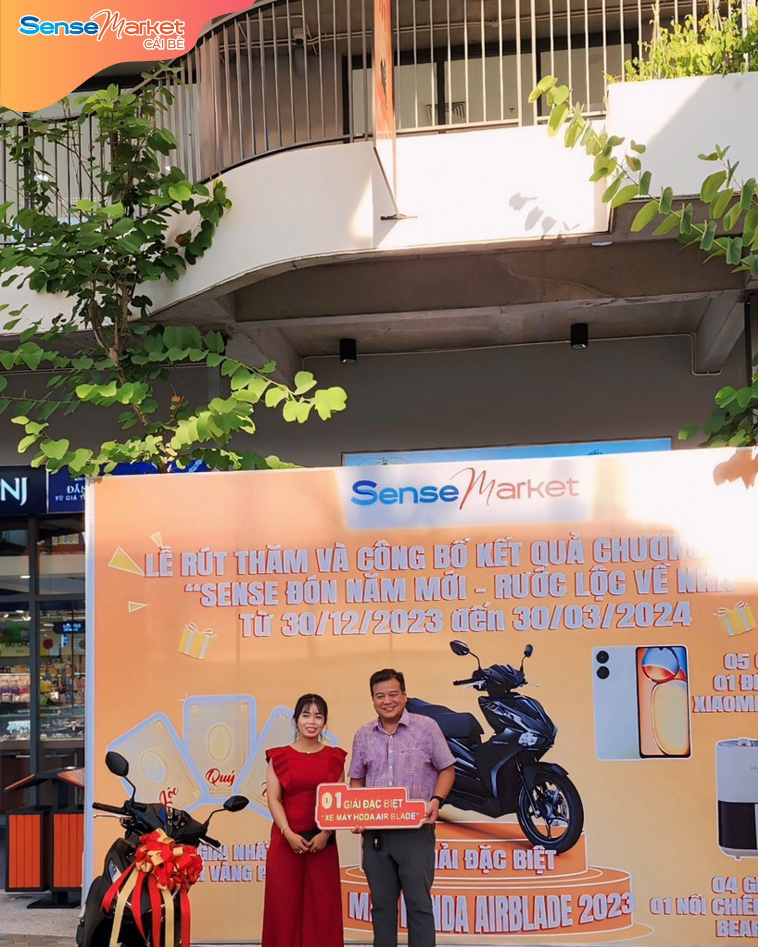 Ông Nguyễn Tất Liêm – Giám Đốc TTTM SenseMarket Cái Bè trao thưởng cho khách hàng nhận được giải Đặc biệt của chương trình "Sense đón năm mới – Rước lộc về nhà"
