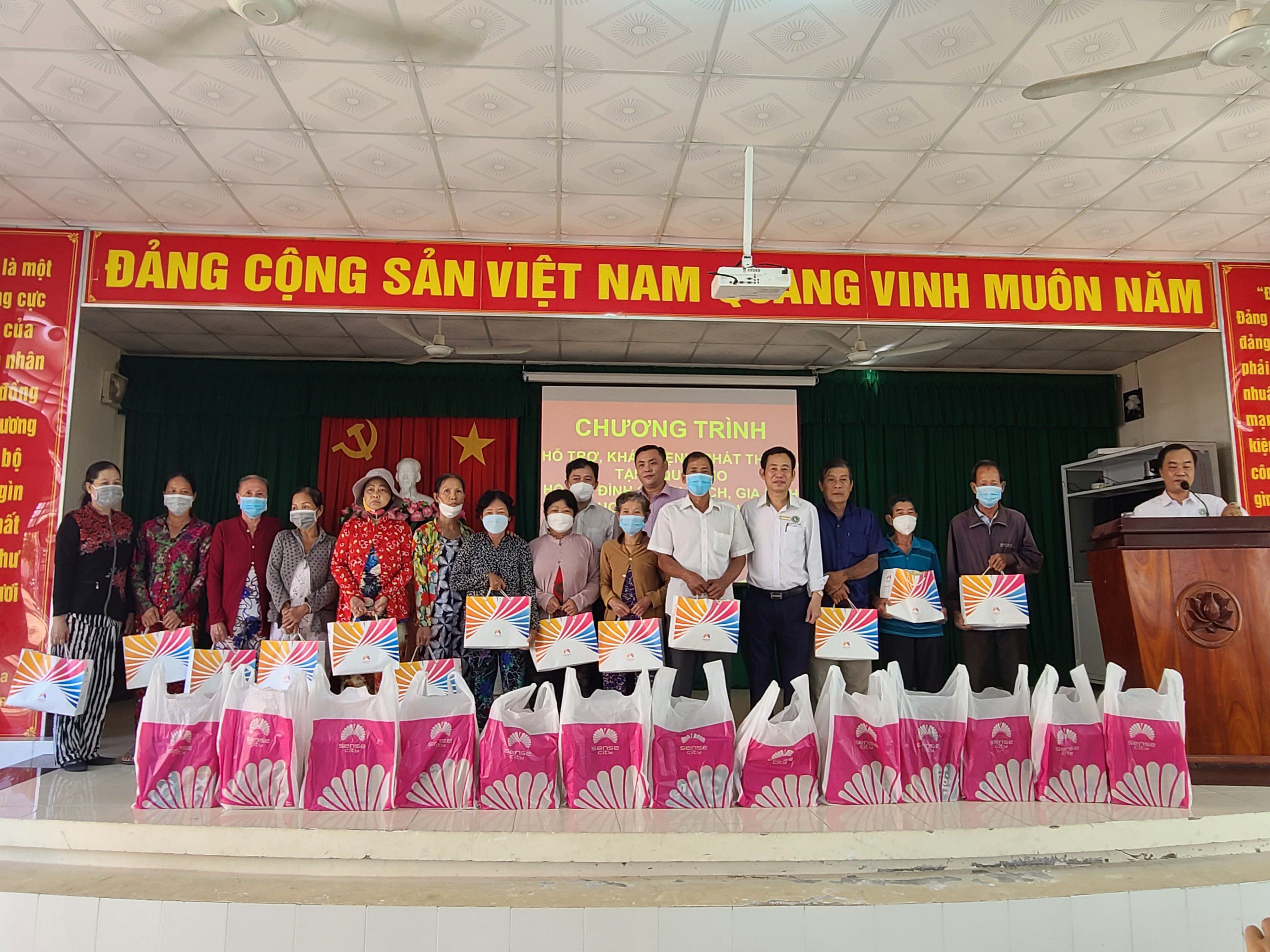 SCID VÀ TTTM SENSE CITY CẦN THƠ TỔ CHỨC THĂM KHÁM, PHÁT THUỐC MIỄN PHÍ VÀ TRAO QUÀ CHO NGƯỜI DÂN CÓ HOÀN CẢNH KHÓ KHĂN TẠI CẦN THƠ