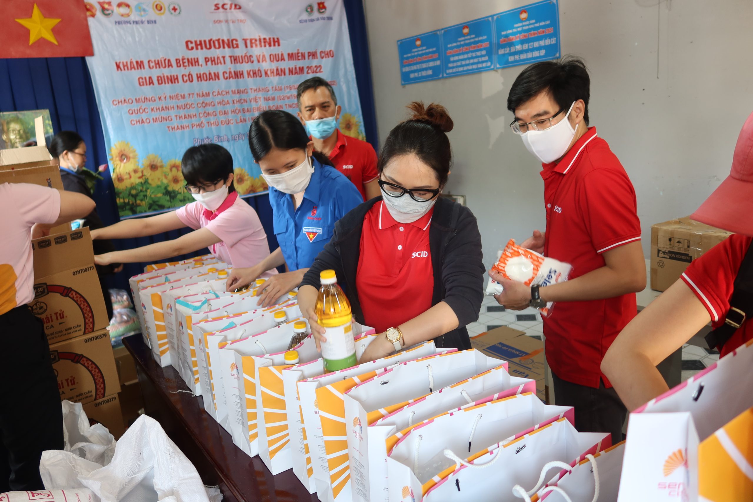 SCID VÀ TTTM SENSE CITY PHẠM VĂN ĐỒNG TỔ CHỨC THĂM KHÁM, PHÁT THUỐC MIỄN PHÍ VÀ TRAO QUÀ CHO NGƯỜI DÂN CÓ HOÀN CẢNH KHÓ KHĂN TẠI THỦ ĐỨC