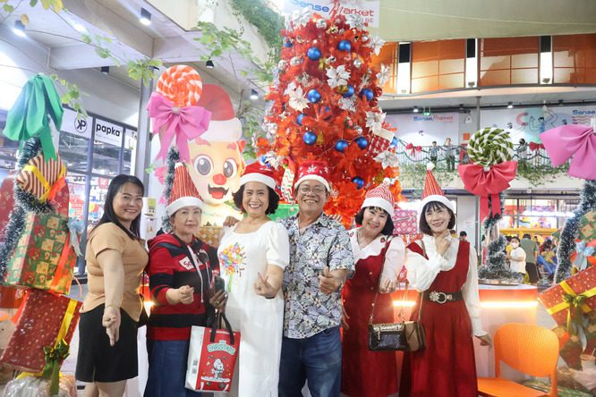 SENSEMARKET CÁI BÈ NGẬP TRÀN TUYẾT RƠI TRONG DỊP GIÁNG SINH